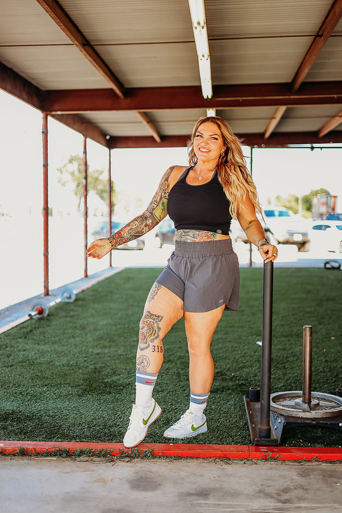 Jess, online fitness coach for women, training in the gym